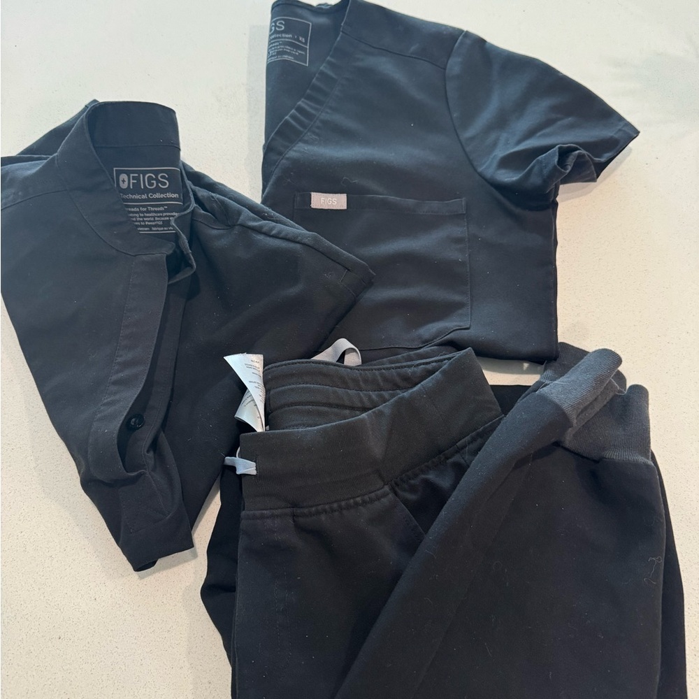 FIGS Black Scrub Set - XS Catarina top, XS Zamora joggers, XXS Rafaela top
